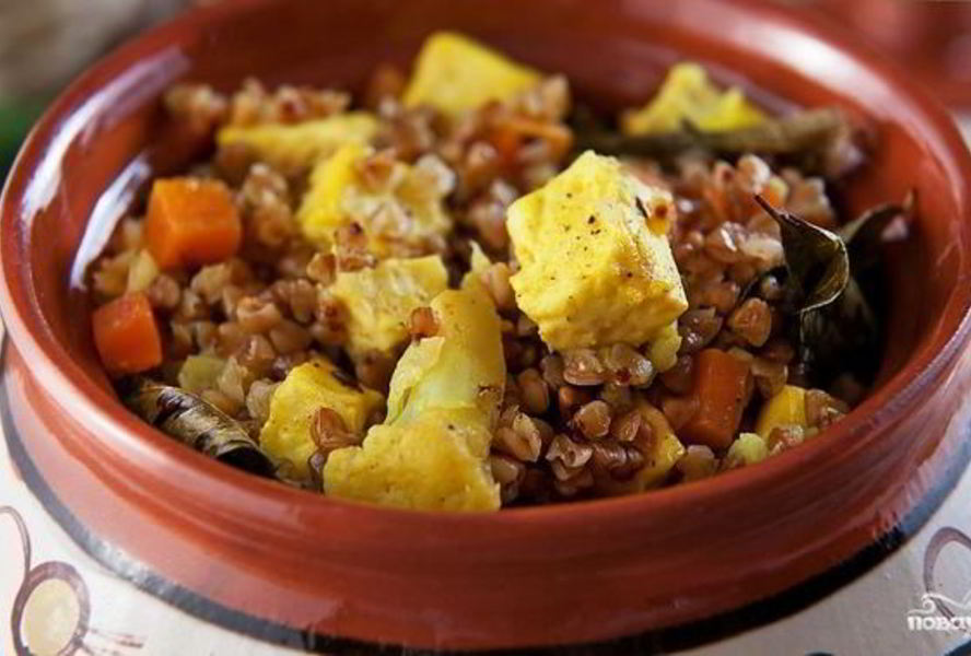 Гречка с овощами и сыром в горшочке