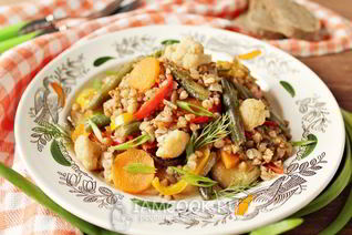 Гречка с овощами на сковороде