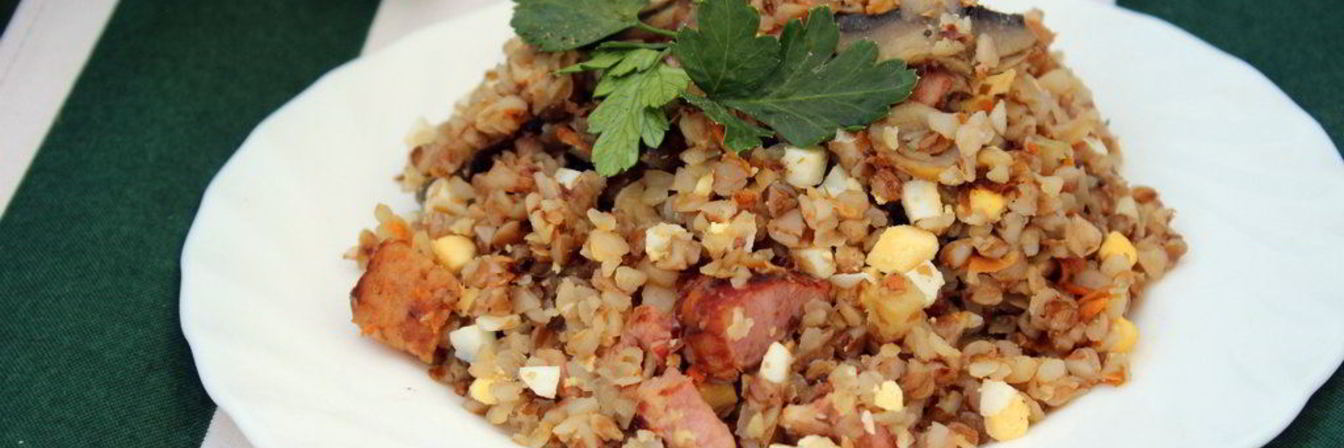 Гречка с шампиньонами, сырокопченой грудинкой и яйцом