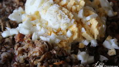 гречка с шампиньонами, сырокопченой грудинкой и яйцом