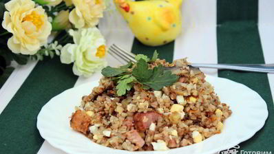 гречка с шампиньонами, сырокопченой грудинкой и яйцом