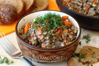 Гречка с тушенкой в сковороде