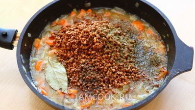 гречка с тушенкой в сковороде