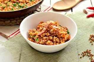 Гречневая каша с беконом на сковороде