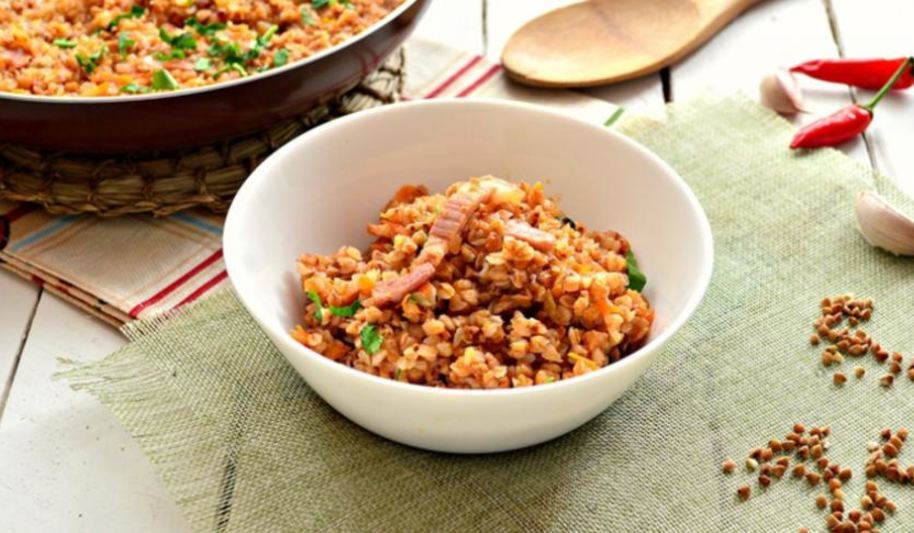 Рецепт гречневой каши с беконом на сковороде