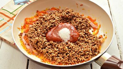 гречневая каша с беконом на сковороде