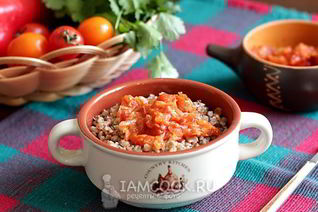 Гречневая каша с луком и помидорами