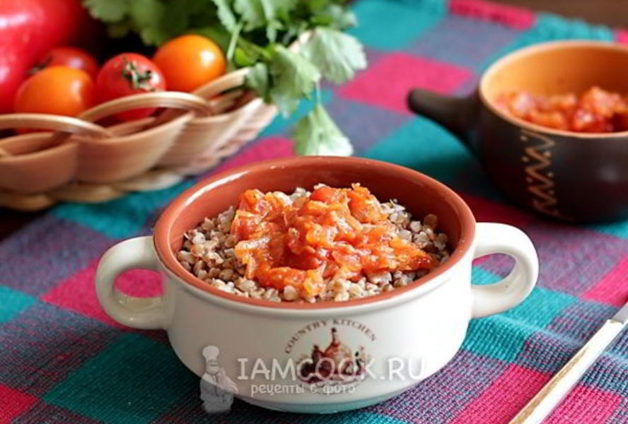 Гречневая каша с луком и помидорами