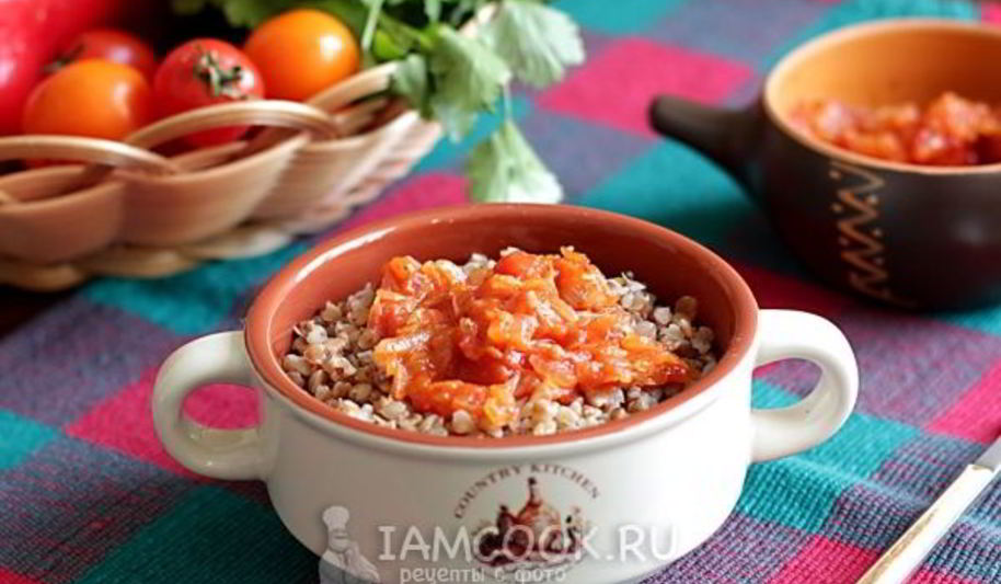 Рецепт гречневой каши с луком и помидорами