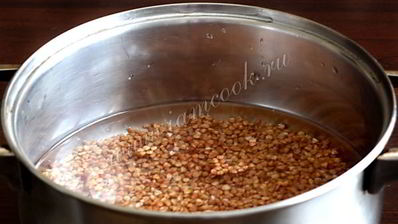 гречневая каша с луком и помидорами