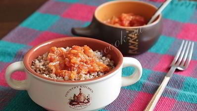 гречневая каша с луком и помидорами
