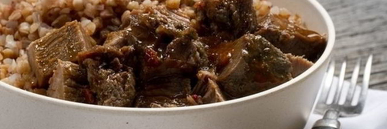 Гречневая каша с пряной говядиной и черносливом