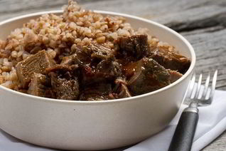 Гречневая каша с пряной говядиной и черносливом