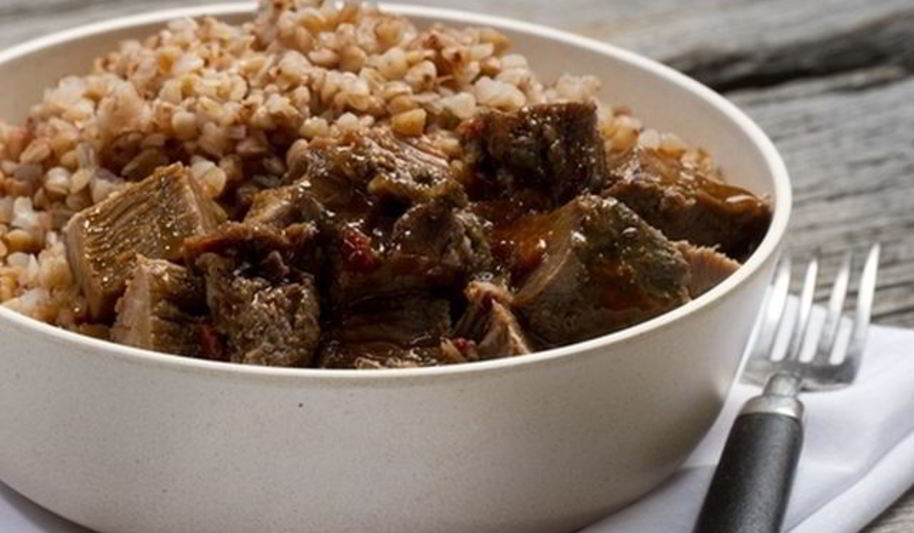 Рецепт гречневой каши с пряной говядиной и черносливом