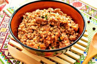 Гречневая каша с тушенкой на сковороде