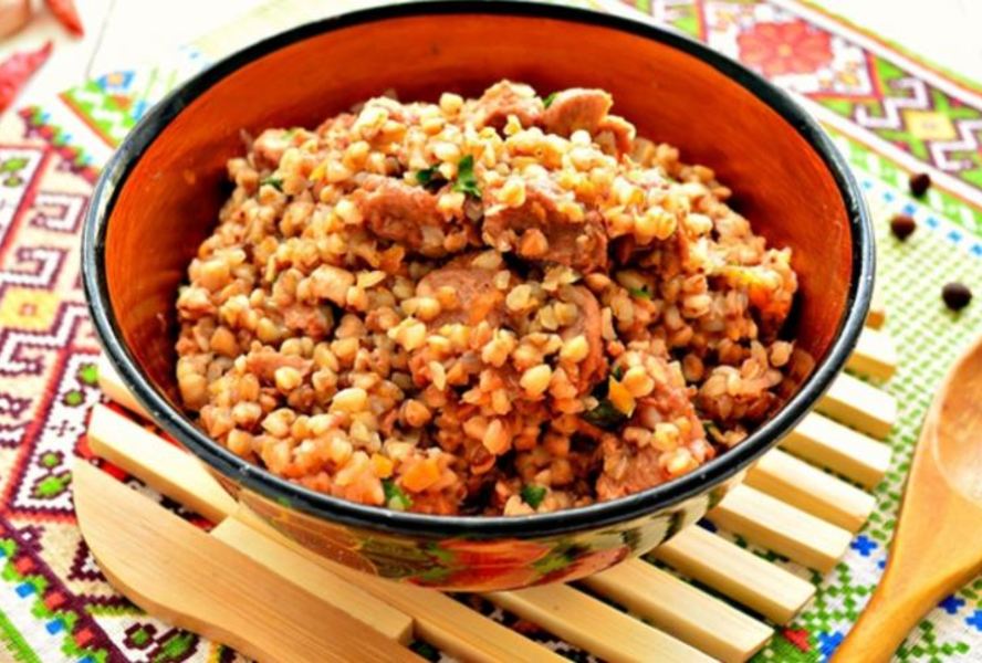 Гречневая каша с тушенкой на сковороде