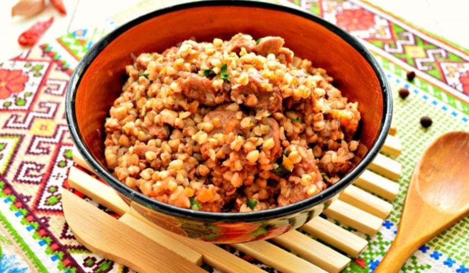 Рецепт гречневой каши с тушенкой на сковороде