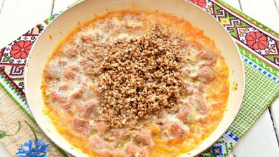 гречневая каша с тушенкой на сковороде