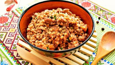 гречневая каша с тушенкой на сковороде