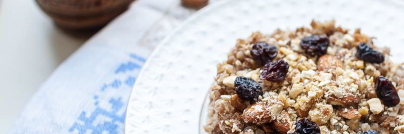 Гречневая каша с яйцом, орехами и изюмом