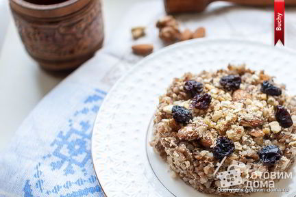 Гречневая каша с яйцом, орехами и изюмом
