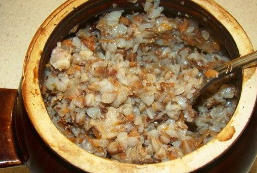 Гречневая каша со свининой в горшочке