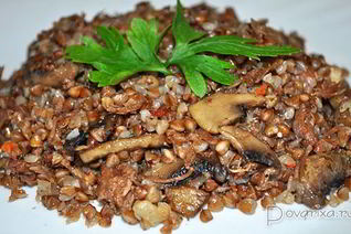 Каша гречневая с тушенкой и грибами Вкусняшка