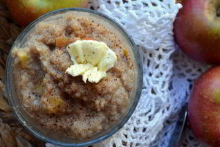 Каша из молотой гречневой крупы с томлеными яблоками