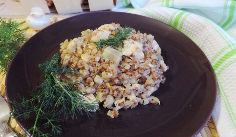 Рецепт сливочной гречки с грибами и курицей