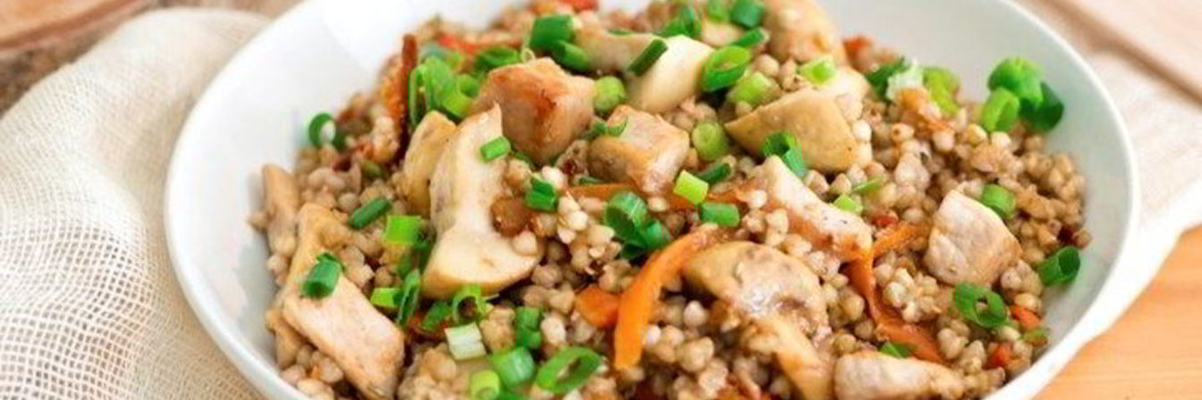 Зеленая гречка со свининой и грибами