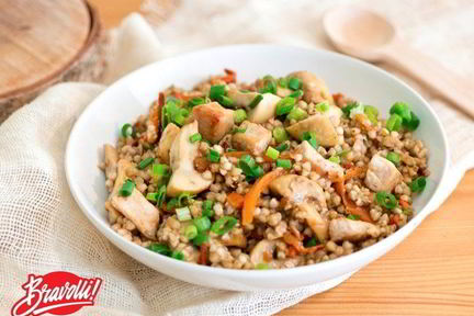 Зеленая гречка со свининой и грибами