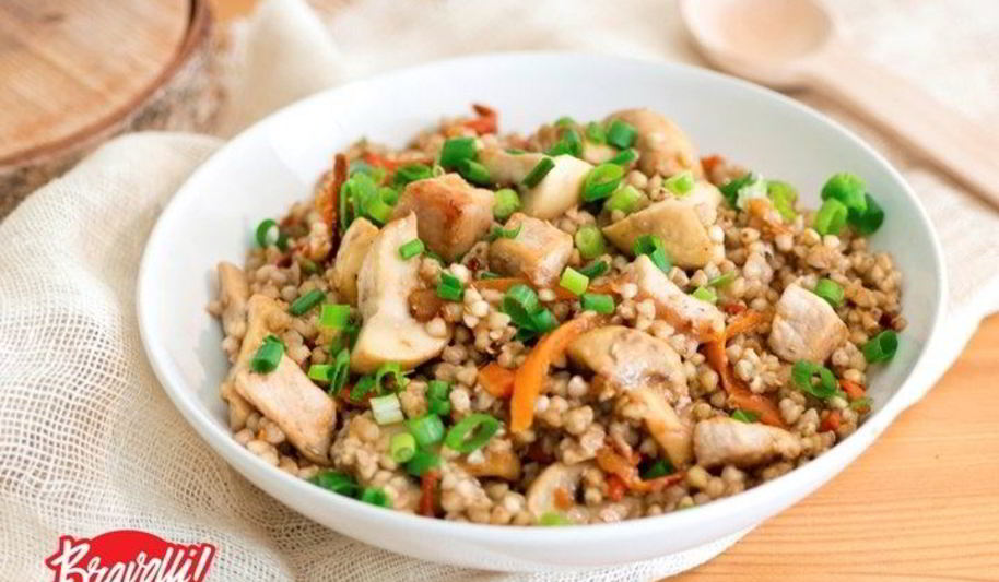 Рецепт зеленой гречки со свининой и грибами