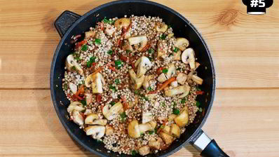 зеленая гречка со свининой и грибами