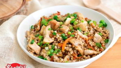 зеленая гречка со свининой и грибами