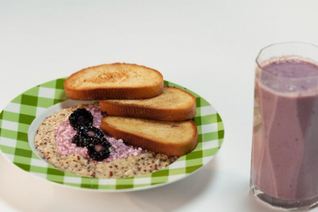 Каша из киноа с ежевично-творожным кремом