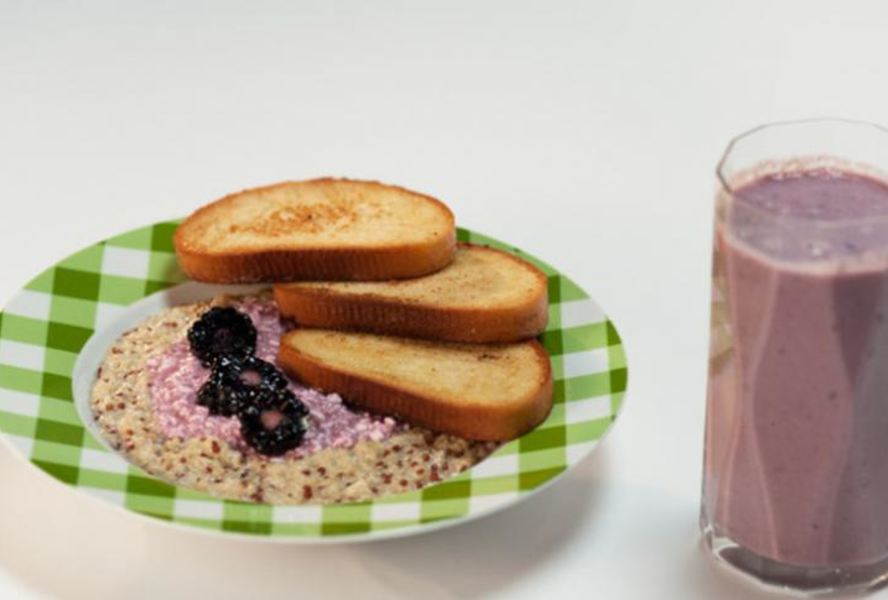 Каша из киноа с ежевично-творожным кремом