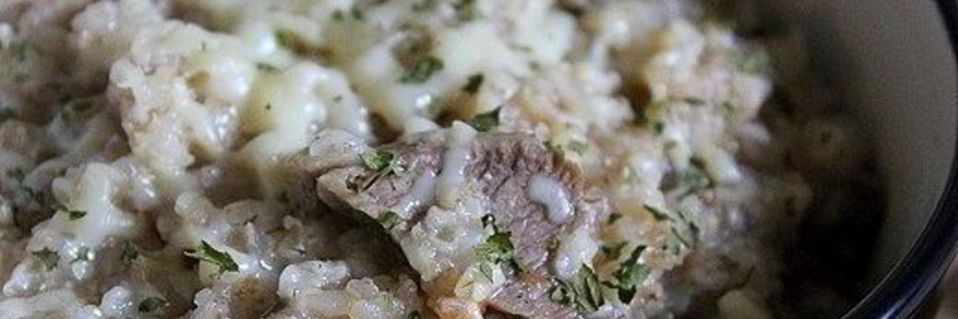 Каша из многозерновых хлопьев с говядиной и сыром