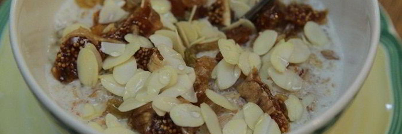 Каша с отрубями, миндалем и сухофруктами