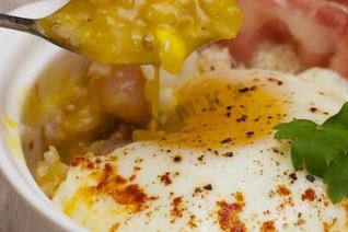 Каша злаковая с яйцом и беконом