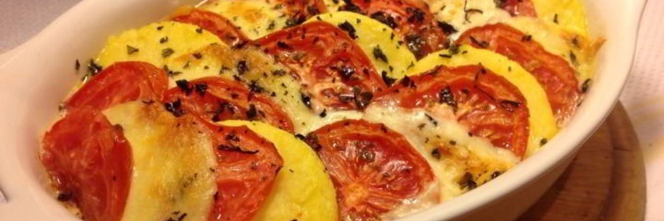 Полента, запеченная с помидорами