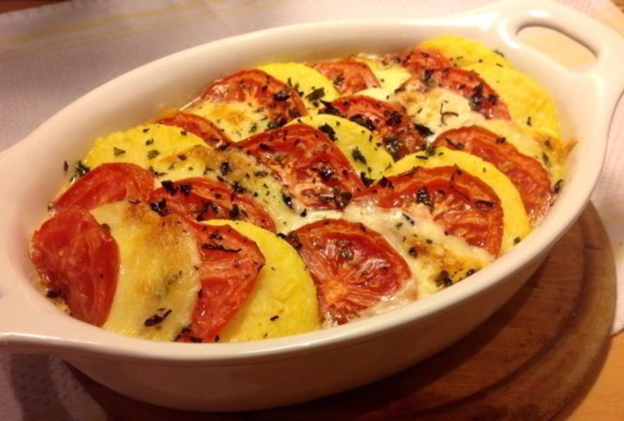 Полента, запеченная с помидорами