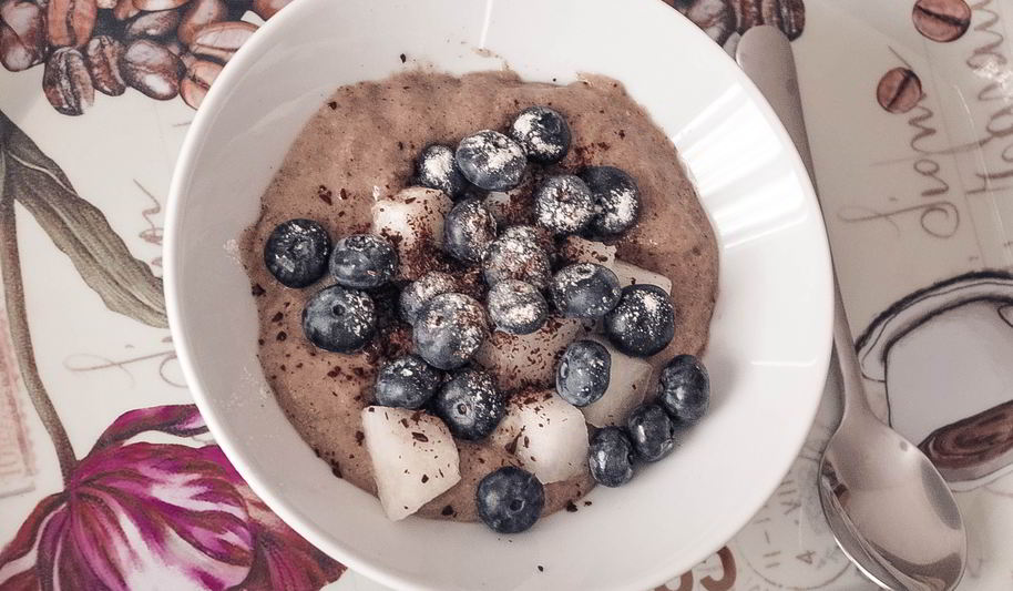 Рецепт льняной каши с голубикой и шоколадной крошкой