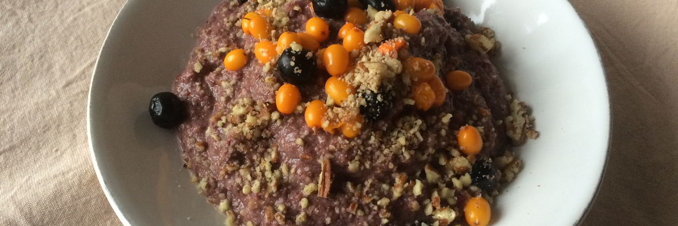 Льняная каша с клюквенным соком и черноплодкой, облепихой и пеканом
