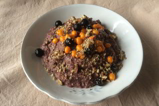 Льняная каша с клюквенным соком и черноплодкой, облепихой и пеканом