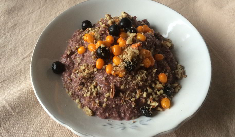 Рецепт льняной каши с клюквенным соком и черноплодкой, облепихой и пеканом
