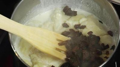 гурьевская каша с орехами, фруктами и изюмом