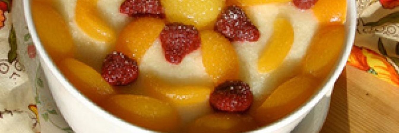 Гурьевская каша, украшенная фруктами