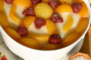 Гурьевская каша, украшенная фруктами