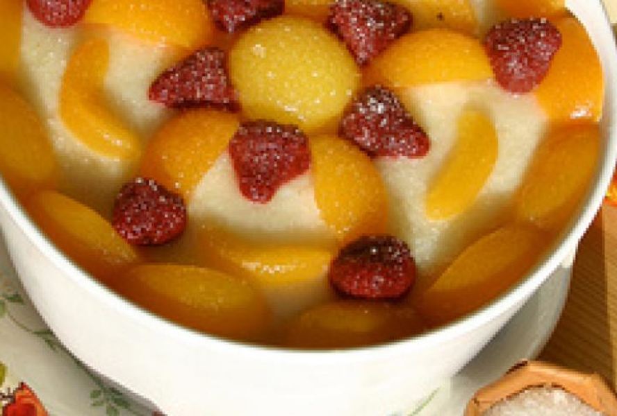 Гурьевская каша, украшенная фруктами