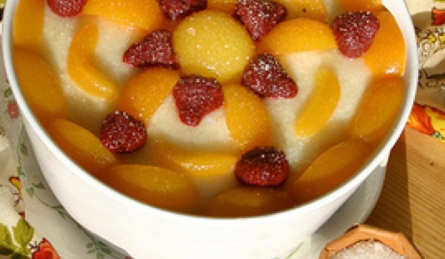 Рецепт гурьевской каши, украшенной фруктами